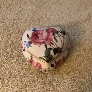 Goebel Smithsonian Porcelain Heart Shaped Rose Trinket Box